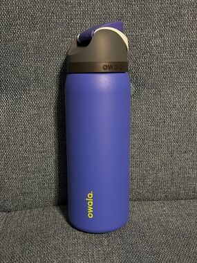 NWOT Owala FreeSip 32 oz Bottle - Vigilante (Cobalt Blue)